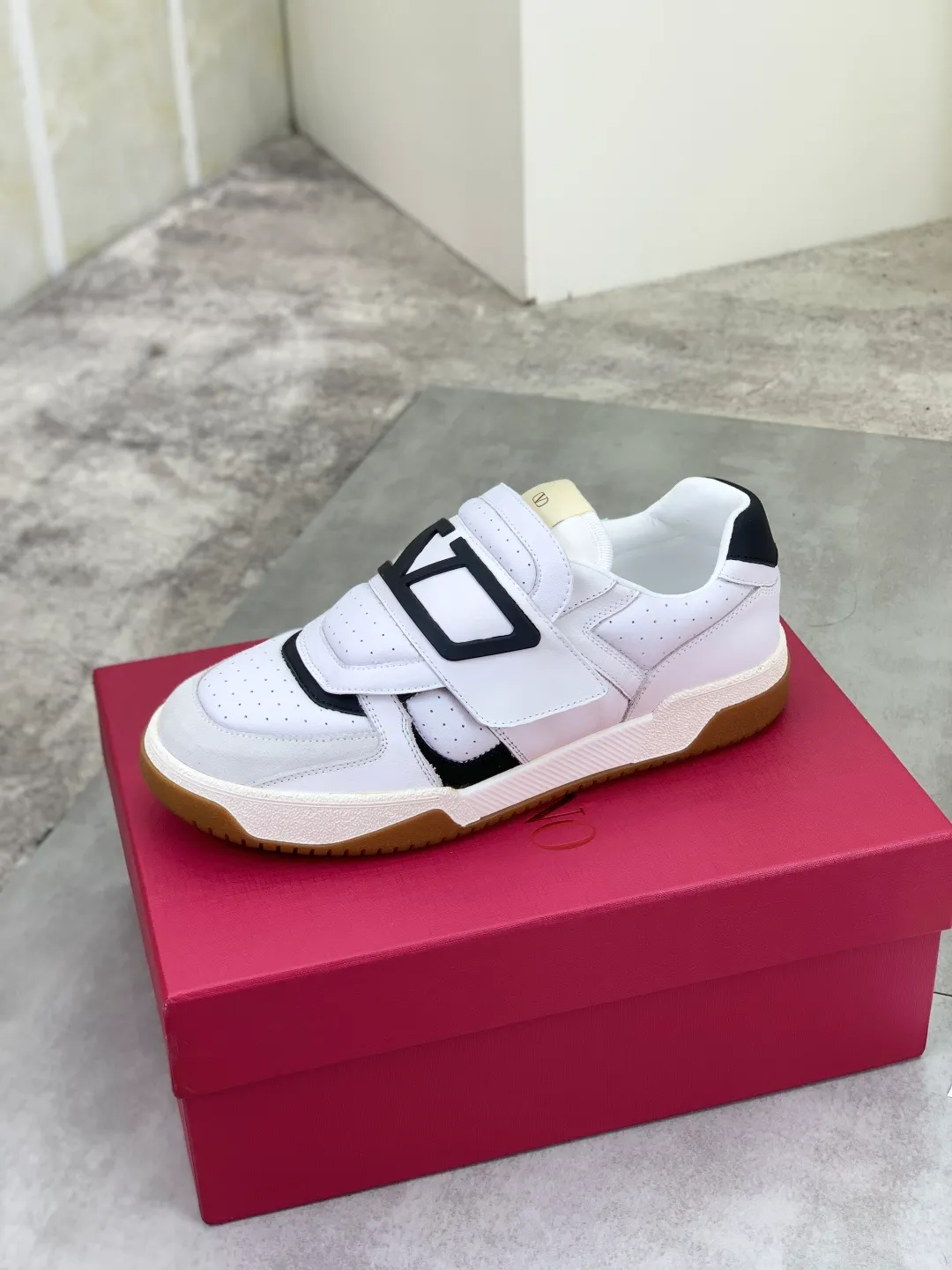 Men's men's shoes 💰P640 new style latest Valentino Valentino V family new casual young fashion trend sports shoes full of vitality, no age limit, very light and comfortable on the foot, packaging, original purchase and development, production, various color combinations are eye-catching, activate the charming sunny boy, the shoe design combines coolness with daily style, full of street feeling, multi-color options!   Fabric: original material splicing/first-layer cowhide Lining: imported cowhide/original logo sweat-absorbent and breathable foot pad Outsole: TPU foam lightweight material outsole Brand injection insole Code number: 38-46 Full set of packaging Color: 3️⃣ colors available